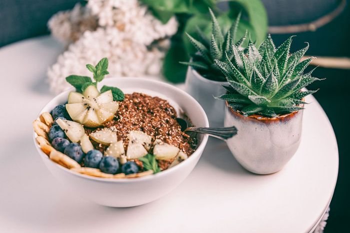 Một chế độ ăn uống hợp lý, đầy đủ dinh dưỡng và nhiều chất xơ sẽ giúp cải thiện tình trạng đau dạ dày.