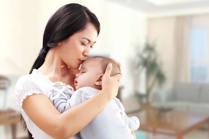 Sau Khi Cho Trẻ Bú, Mẹ Không Nên Đặt Bé Nằm Ngay Mà Hãy Bế Trẻ Ở Tư Thế Thẳng Đứng và Vỗ Ỡ Hơi Cho Trẻ