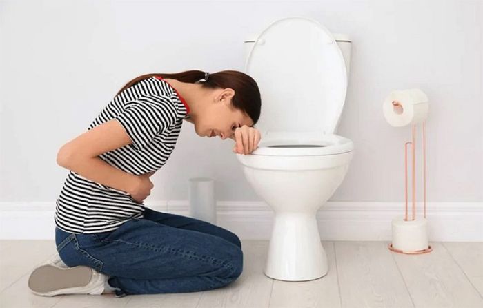 3 tháng đầu thai kỳ, nhiều mẹ bầu nôn mạnh do đau dạ dày