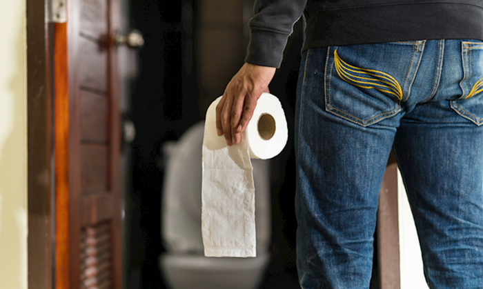 Táo bón kéo dài có thể dẫn đến nguy cơ thoát vị bẹn trực tiếp.