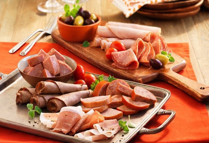 Thói quen ăn nhiều đồ ăn chế biến sẵn cũng có thể làm tăng cường lượng xì hơi và làm cho nó trở nên nặng mùi hơn.