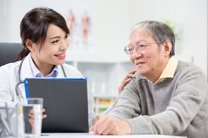Đi khám sức khỏe định kỳ để phát hiện và điều trị bệnh kịp thời