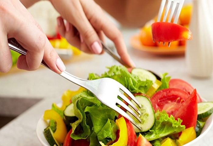 Áp dụng chế độ ăn khoa học để giảm xì hơi kèm mùi hôi