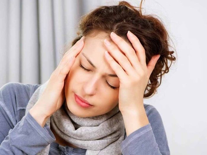 Người bệnh có thể cảm thấy chóng mặt, thiếu máu, tay chân lạnh, hoa mắt