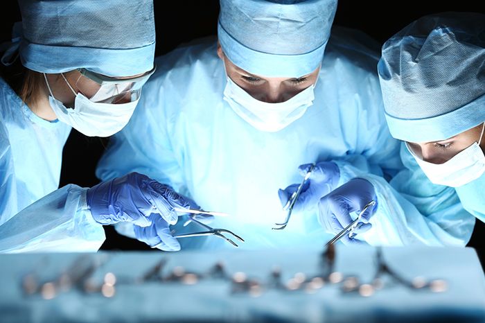 Phẫu thuật cắt trĩ là biện pháp cuối cùng trong điều trị trĩ sau sinh ở phụ nữ.