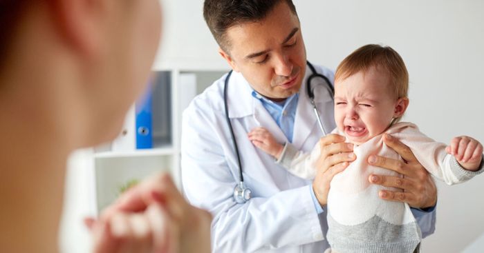 Khi trẻ bắt đầu đi ngoài ra máu, cần đưa trẻ đi khám ngay.