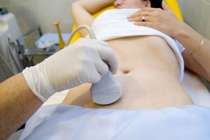 Người bệnh đang được thực hiện siêu âm dạ dày