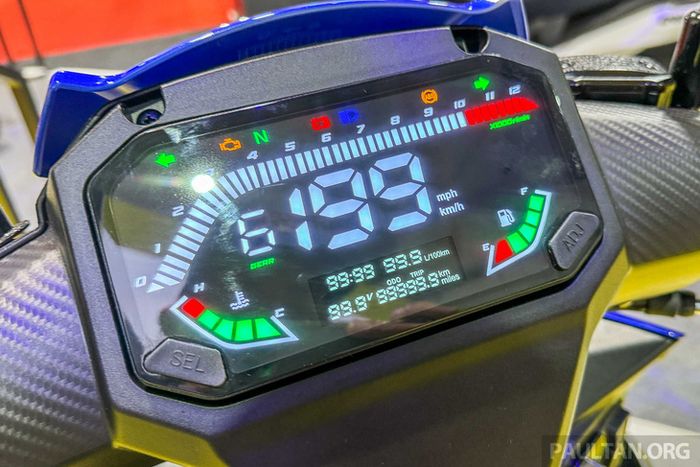 Mẫu xe máy Trung Quốc trang bị màn hình màu LCD 5 inch hiển thị đầy đủ các thông tin như tốc độ, nhiệt độ động cơ, mức nhiên liệu, vòng tua máy và vị trí số.