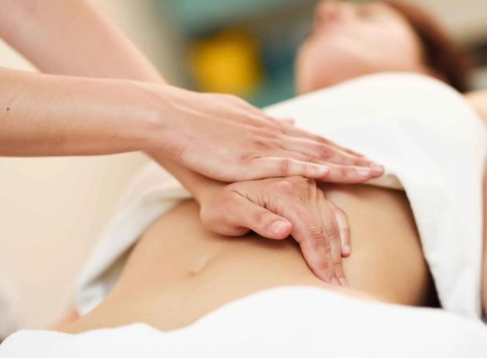 Massage có thể là một biện pháp hữu ích trong việc giảm cảm giác co thắt ở tử cung và cải thiện các triệu chứng đau bụng.