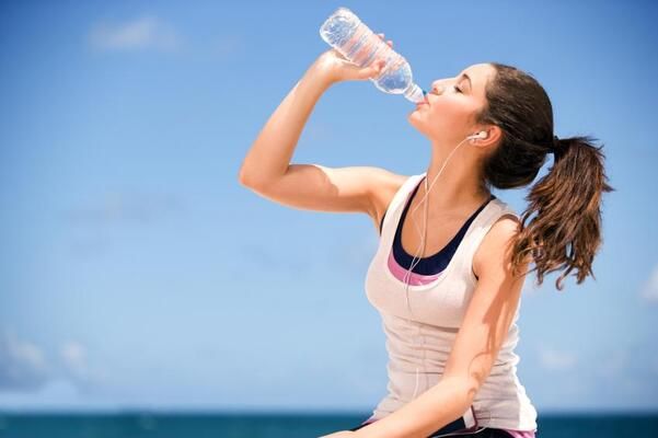 Uống đủ 2 lít nước mỗi ngày có tác dụng gì?