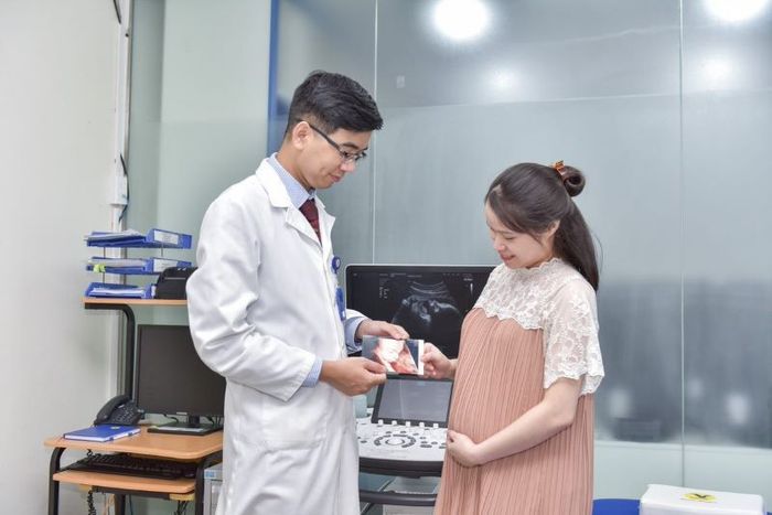 Đề xuất việc thăm khám định kỳ để theo dõi tình trạng sức khỏe của mẹ bầu và thai nhi