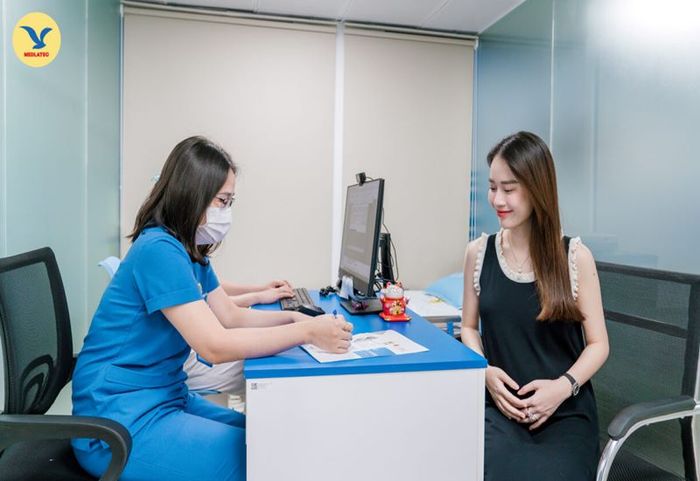 Tìm đến chuyên gia để nhận được hướng dẫn về chế độ dinh dưỡng phù hợp cho bà bầu.