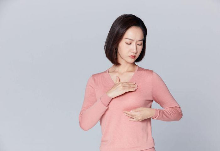 Tiết sữa non khi không mang thai có thể là biểu hiện của hội chứng Galactorrhea