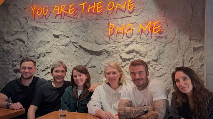 David Beckham rất hứng thú khi thưởng thức ẩm thực Việt trong chuyến đi đến Macao, Trung Quốc. Ảnh: Instagram.