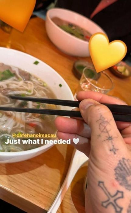 Tiền PhongDavid Beckham rất hứng thú khi thưởng thức ẩm thực Việt trong chuyến đi đến Macao, Trung Quốc. Ảnh: Instagram.1 David Beckham rất hứng thú khi thưởng thức ẩm thực Việt trong chuyến đi đến Macao, Trung Quốc. Ảnh: Instagram.