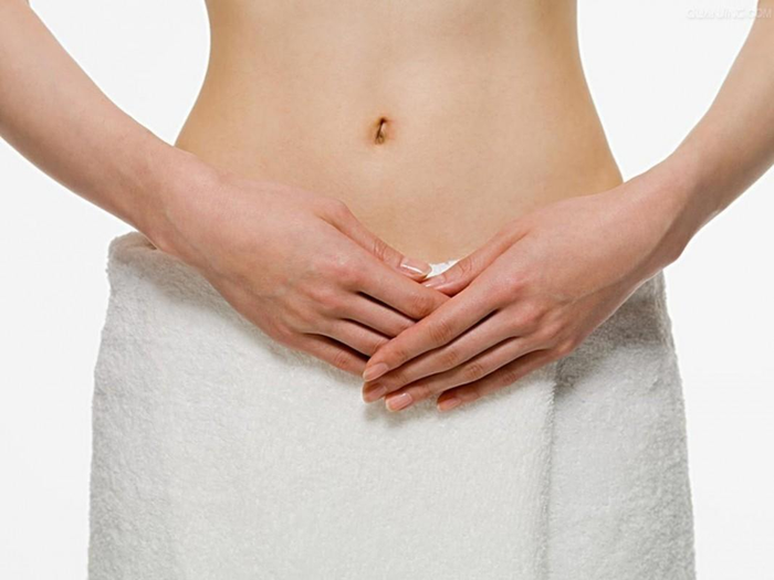 Viêm cổ tử cung được gây ra bởi vi khuẩn, nấm hoặc ký sinh trùng tấn công làm tổn thương cổ tử cung
