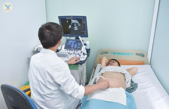 Kiểm tra thai định kỳ giúp mẹ bầu nhận biết nguy hiểm của cạn ối và có biện pháp can thiệp kịp thời.