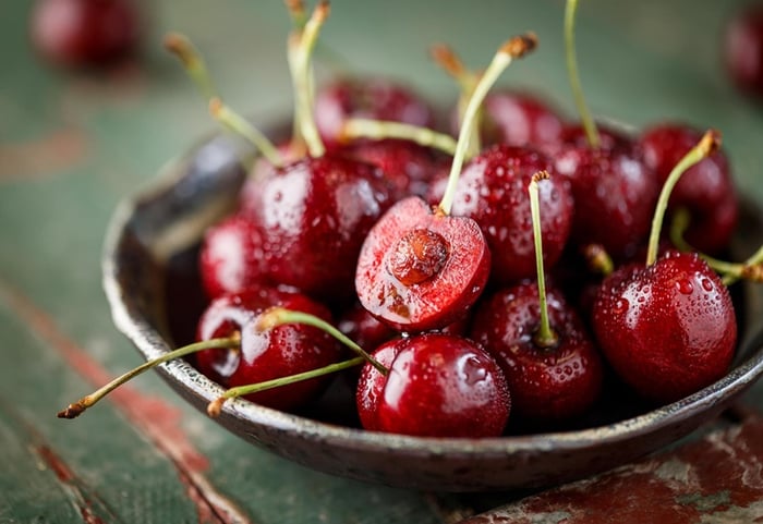 Trước khi tiêu thụ cherry, hãy rửa sạch và không ăn quá nhiều.