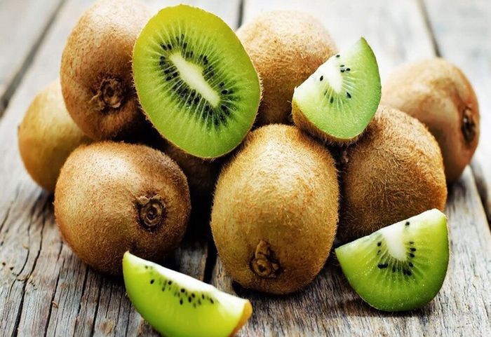 Kiwi chứa nhiều vitamin C và nhiều dưỡng chất khác