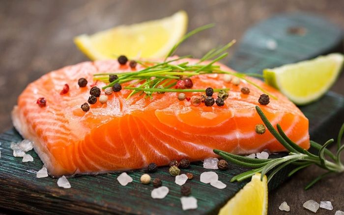 Cá hồi là nguồn dồi dào DHA và omega-3, nên mẹ nên thêm vào chế độ ăn uống hàng ngày.