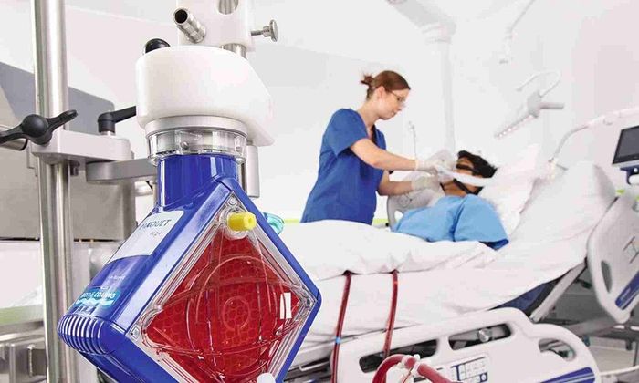 Quá trình điều trị ECMO của bệnh nhân được bác sĩ theo dõi một cách cẩn thận để phát hiện biến chứng kịp thời