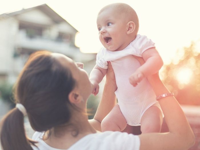 Mẹ cần duy trì tâm trạng thoải mái, lạc quan khi chăm sóc con