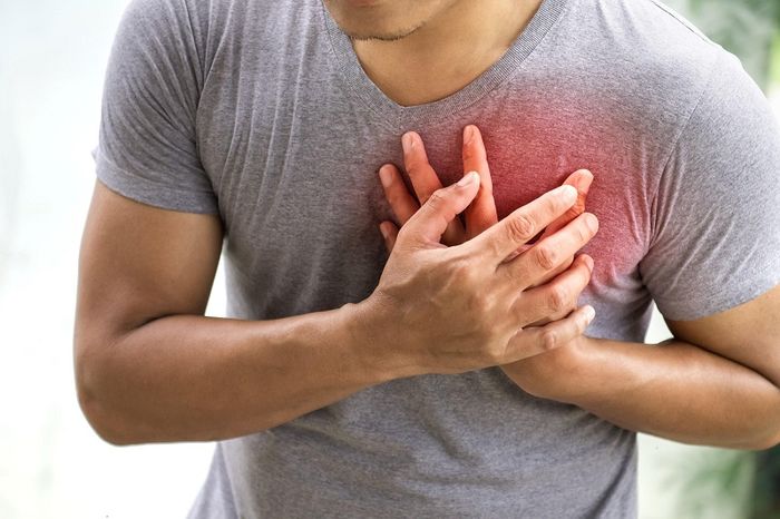 Đau ngực, khó thở, cảm giác tim đập nhanh,... là dấu hiệu chính để nhận biết bệnh