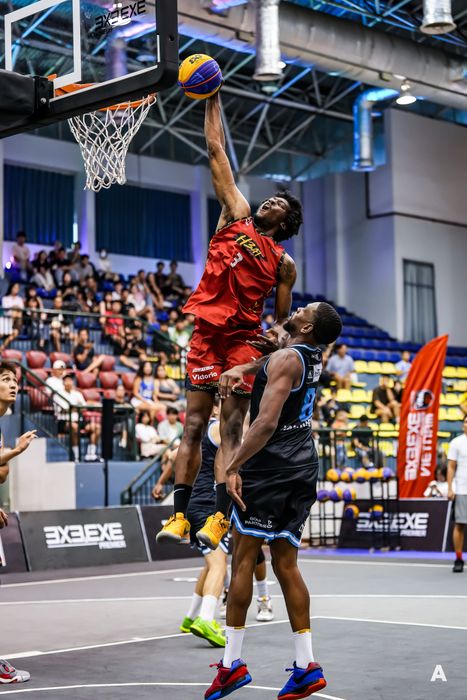 Các cú ghi điểm mạnh mẽ của Jevonnie Scott (Saigon Heat.EXE) được ghi lại qua ống kính của nhiếp ảnh gia Nguyễn Thế Anh, là điểm nhấn của chặng 4 trong giải bóng rổ 3x3.EXE Premier Vietnam.