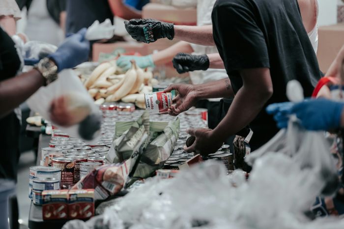 Người Đàn Ông Mặc Áo Thun Đen Cầm Chai Coca Cola