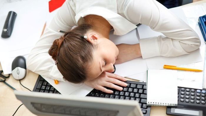 Căng thẳng, lo lắng là một trong những lý do gây ra tình trạng tim đập nhanh khi thức dậy