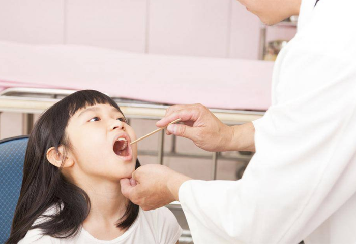 Viêm mũi họng cấp có thể được điều trị hiệu quả bằng các biện pháp tự nhiên, thuốc giảm đau và nghỉ ngơi