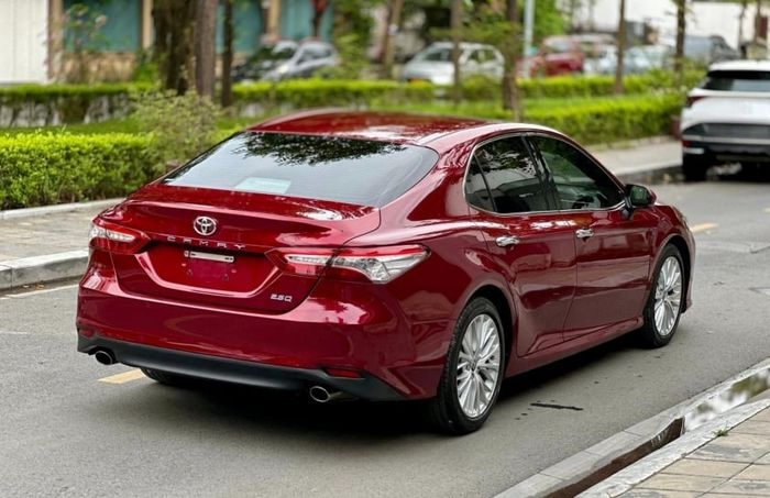 Giá của Toyota Camry 2020 sau 4 năm sử dụng là bao nhiêu khi mua xe đã qua sử dụng? 470334