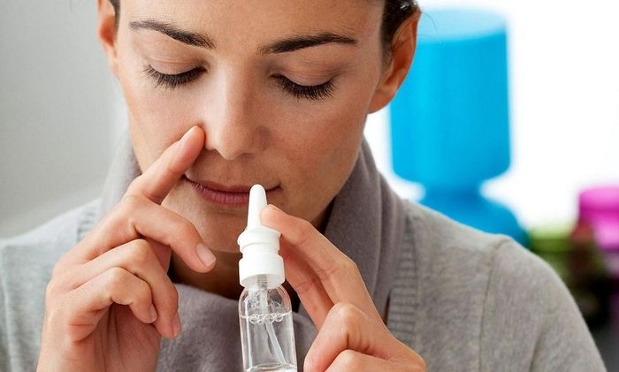 Vệ sinh mũi đúng cách và thường xuyên có thể giúp giảm triệu chứng viêm xoang một cách đáng kể