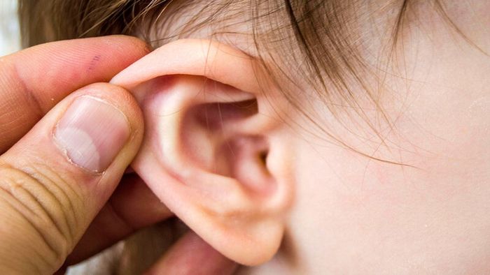Các biến chứng nguy hiểm của viêm tai giữa ở trẻ bao gồm thủng màng nhĩ và liệt mặt