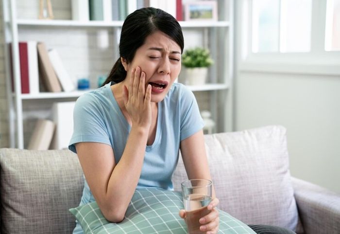 Viêm tủy răng có thể gây ra những cơn đau và cảm giác không thoải mái đặc biệt là khi tiếp xúc với thức ăn lạnh nóng