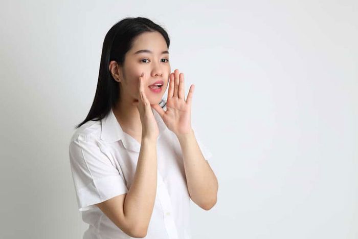 Chuyển động vòng tròn giúp hàm thư giãn và giảm đau.