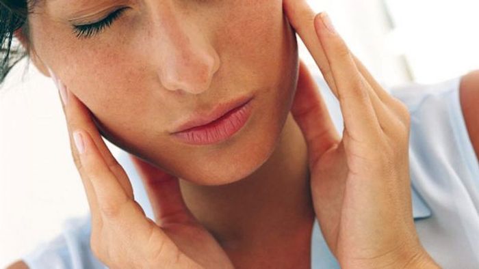 Sử dụng ngón cái để giữ chặt quai hàm và nhẹ nhàng di chuyển hàm từ phải sang trái.