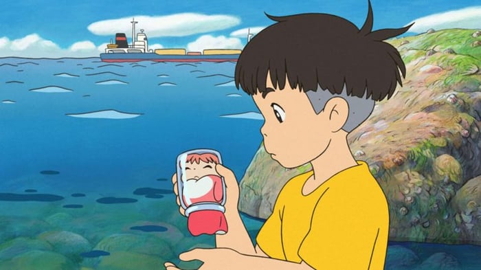 Cậu bé Sosuke cứu Ponyo khỏi chiếc lọ thủy tinh