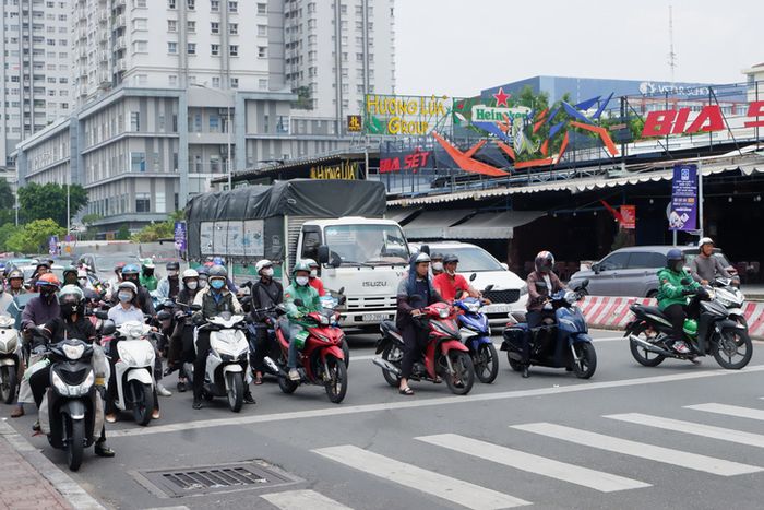 Không chỉ là bấm còi khi đèn vàng sắp chuyển sang đỏ, thậm chí còn bấm còi khi đèn đỏ đã sáng, vẫn còn người tiếp tục bấm còi khi tín hiệu giao thông chuẩn bị chuyển sang màu xanh - Ảnh minh họa: K.ANH