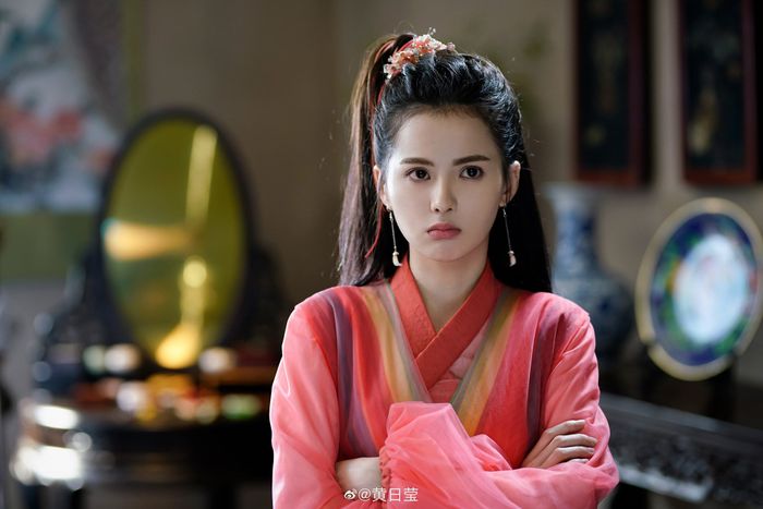 Hoàng Nhật Oánh gặp tai nạn khi tập luyện võ thuật. Blogger cho biết cô phải thêu 7 mũi trên khuôn mặt. Văn phòng xác nhận nữ diễn viên bị thương nhưng không tiết lộ rõ tình hình. Hình ảnh: Weibo.