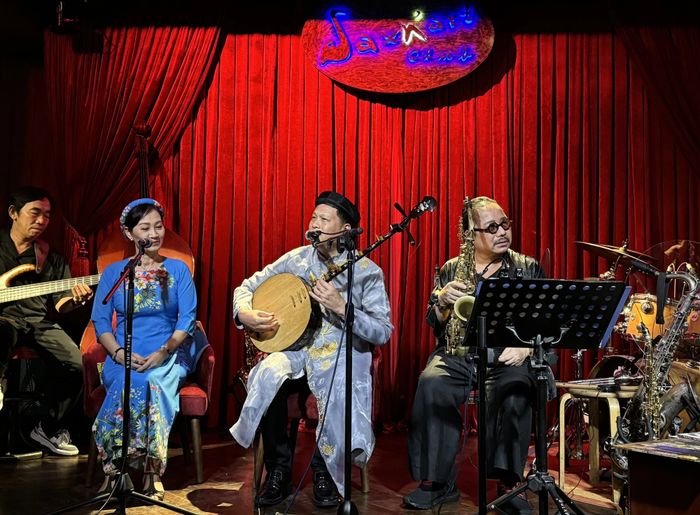 Trình diễn của nghệ sĩ Kim Luyến, Anh Tấn (đàn nguyệt), và Trần Mạnh Tuấn (Saxophone) đã thu hút sự chú ý của khán giả bằng tiết mục ả đào đầy cảm xúc.