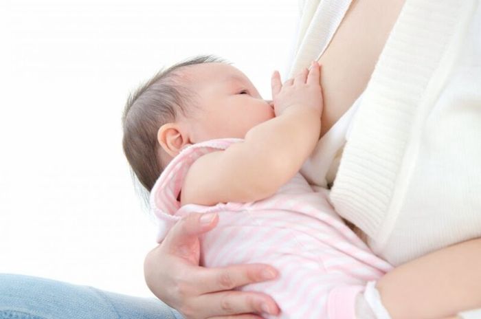 Cho con bú thường xuyên là biện pháp hiệu quả giúp mẹ giảm đau sau sinh.