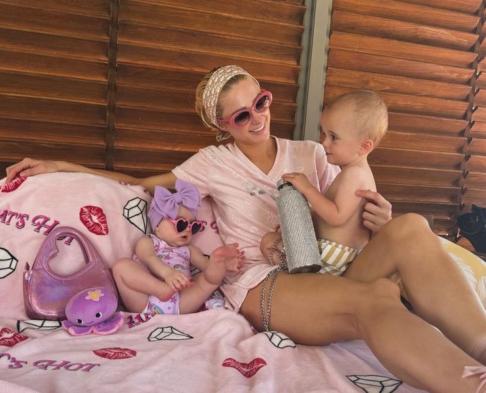 Người hâm mộ nhắc nhở Paris Hilton khi cô mặc áo phao ngược cho con