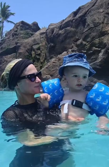 Người hâm mộ nhắc nhở Paris Hilton khi cô mặc áo phao ngược cho con