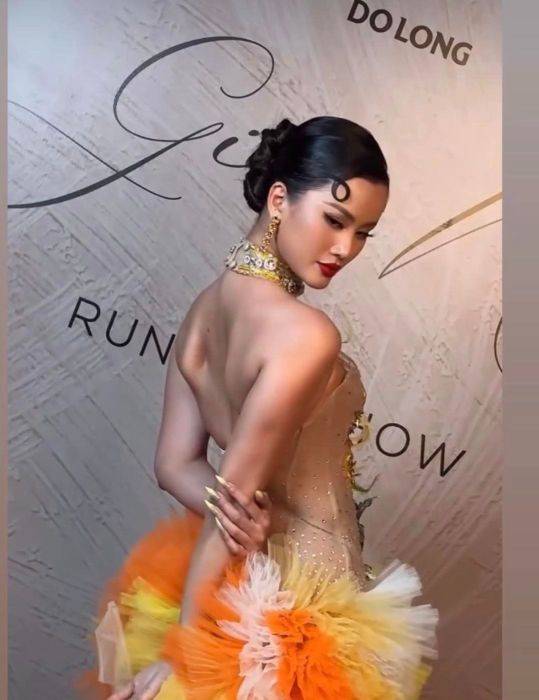 Tờ Tiền PhongPhương Trinh Jolie (bên trái) đang gây tranh cãi về việc đánh giá không công bằng về ngoại hình của Hương Ly, Tú Anh 'The Face'.1 Phương Trinh Jolie (bên trái) đang gây tranh cãi về việc đánh giá không công bằng về ngoại hình của Hương Ly, Tú Anh 'The Face'.