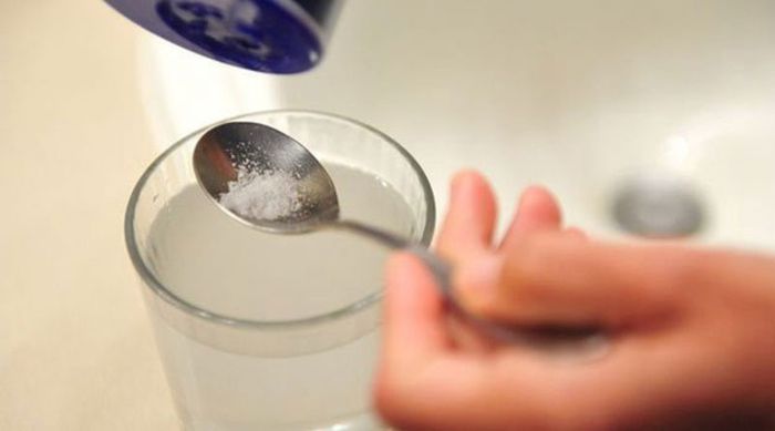 Súc miệng nước muối giúp phòng tránh và sát khuẩn vết thương