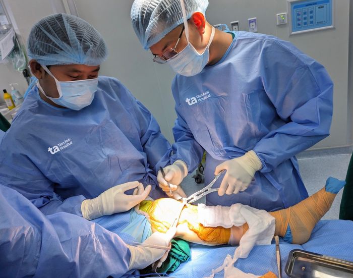 Sau cú ngã từ xe, dây chằng và khớp gối bị tổn thương