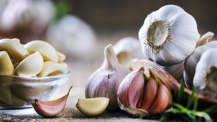 Tỏi chứa các chất kháng viêm và kháng khuẩn mạnh mẽ, giúp giảm đau sưng ở răng.