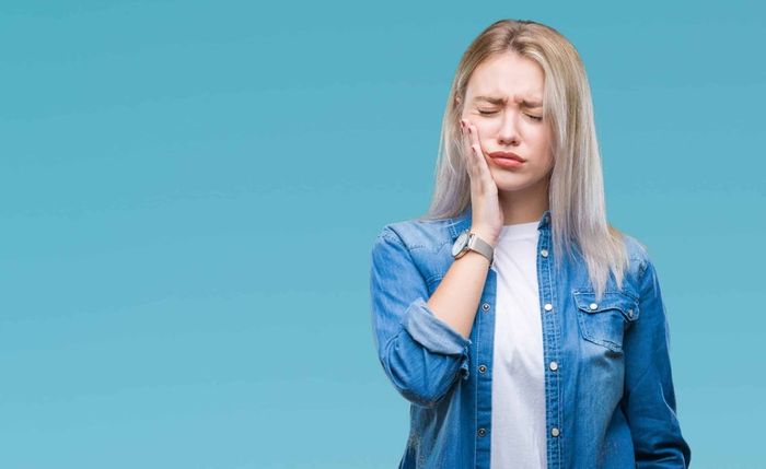 Súc miệng bằng nước muối giúp giảm viêm và đau răng