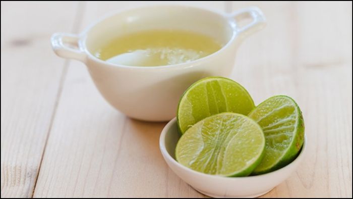 Làm mặt nạ từ nước cốt chanh để trị mụn là phương pháp được nhiều chị em tin dùng.